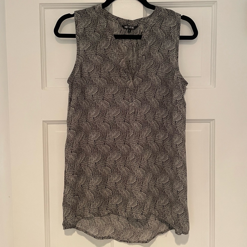 NIC + ZOE black and white sleeveless blouse